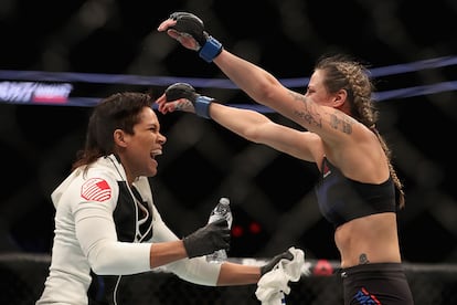 Nina Ansaroff celebra una victoria con Amanda Nunes.