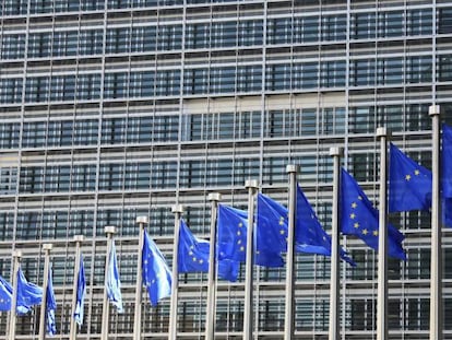 Banderas de la UE en la sede la Comisión Europea en Bruselas (Bélgica).