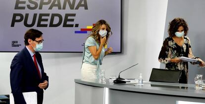 La ministra de Trabajo, Yolanda Díaz; la ministra de Hacienda y portavoz del Gobierno, Maria Jesús Montero, y el ministro de Sanidad, Salvador Illa, antes de la rueda de prensa posterior al Consejo de Ministros.