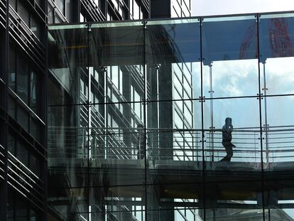 Un hombre camina por el interior del edificio de Goldman Sachs, en Londres en 2016.