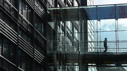 Homem caminha no interior do edifício do Goldman Sachs em Londres em 2016.