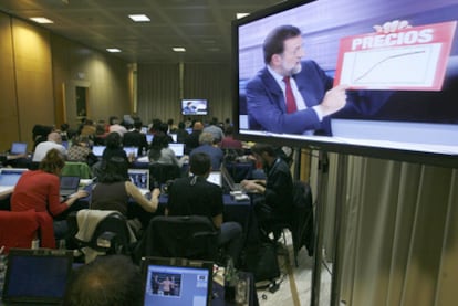 Los periodistas siguen a través de pantallas el debate entre Zapatero y Rajoy en 2008.