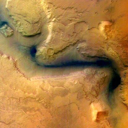 Valle marciano excavado por el agua visto por la <i>Mars Express</i> desde 273 kilómetros de altura en enero de 2004.