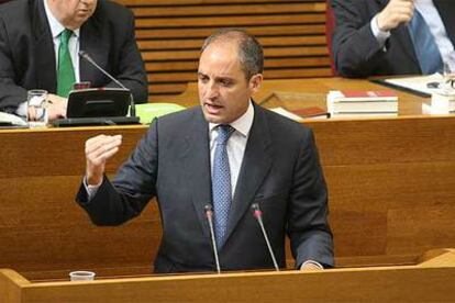 Francisco Camps responde en el Parlamento valenciano.