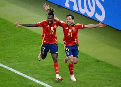 Mikel Oyarzabal celebra con Nico Williams el segundo gol de España. 