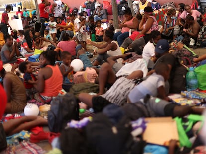 Haitianos desalojados de Texas se amontonan en un albergue en Monterrey (México), este viernes.