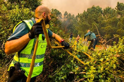 La Guardia Civil indaga las causas de este fuego con varios focos, avivados por el viento del nordeste, que todavía avanza sin control.