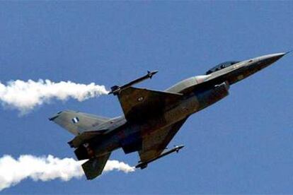 Fotografía de archivo, tomada en abril de 2003, que muestra un F-16 de las fuerzas aéreas griegas.