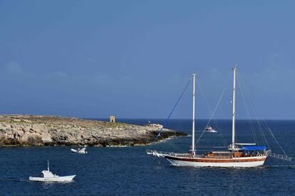 Varios barcos salen de la 'Porta di Lampedusa', conocida como 'La puerta de Europa' en homenaje a los migrantes que murieron en el Mediterráneo.