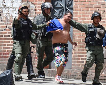 Fuerzas de seguridad detienen a un manifestante.