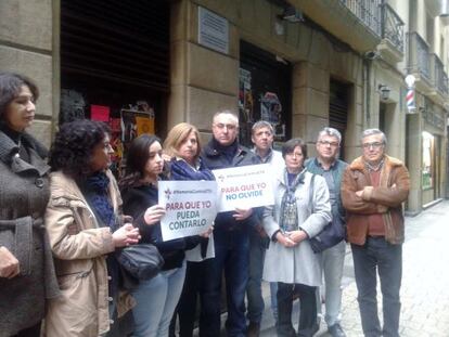 Miembros de Covite, con su presidenta en el centro, durante el acto de este domingo en San Sebastián.