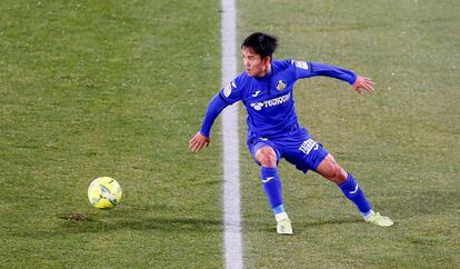 Take Kubo, en el partido de su debut con el Getafe, ante el Elche (1-3), celebrado en el estadio Martínez Valero el pasado mes de enero. EFE/Ramón