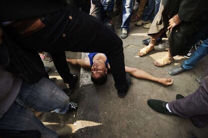 Un manifestante herido durante las protestas contra el presidente Mohamed Morsi en la plaza Tahrir de el Cairo.
