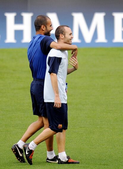 Guardiola e Iniesta bromean durante una sesión de entrenamiento en el Camp Nou.