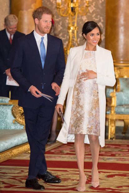 Markle celebró los 50 años de Carlos como príncipe de Gales, el 5 de marzo, con un vestido de brocados dorados.