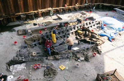 Excavación del 'La Belle' dentro de una muralla de acero dentro del océano, en 1996.