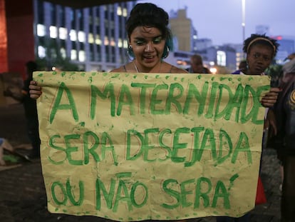 Una mujer muestra una pancarta en una manifestación a favor del aborto en São Paulo, Brasil, en 2018.