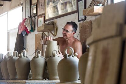 Álvaro Montaño trabaja una pieza en su taller.