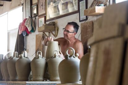 Álvaro Montaño trabaja una pieza en su taller. 