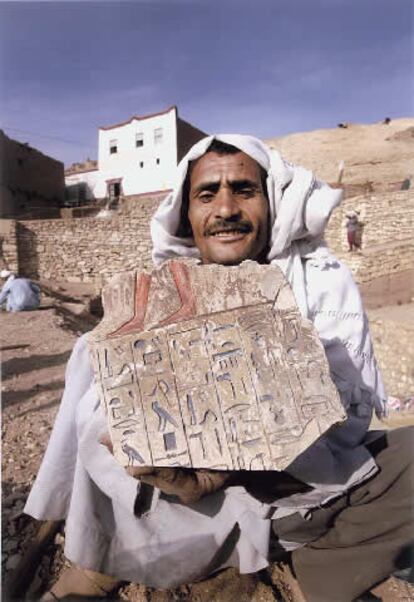 Saab Abulofa, casado y con tres hijos, compite cdon su primo, Mohamed, para ver quién encuentra el objeto más bonito de la excavación. Cuando es bueno como el fragmento de jeroglífico que sostiene en la imagen, cuenta para la promoción.