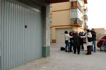 Puerta del garaje en el que ha aparecido muerta los dos jóvenes, en la localidad zaragozana de Borja.