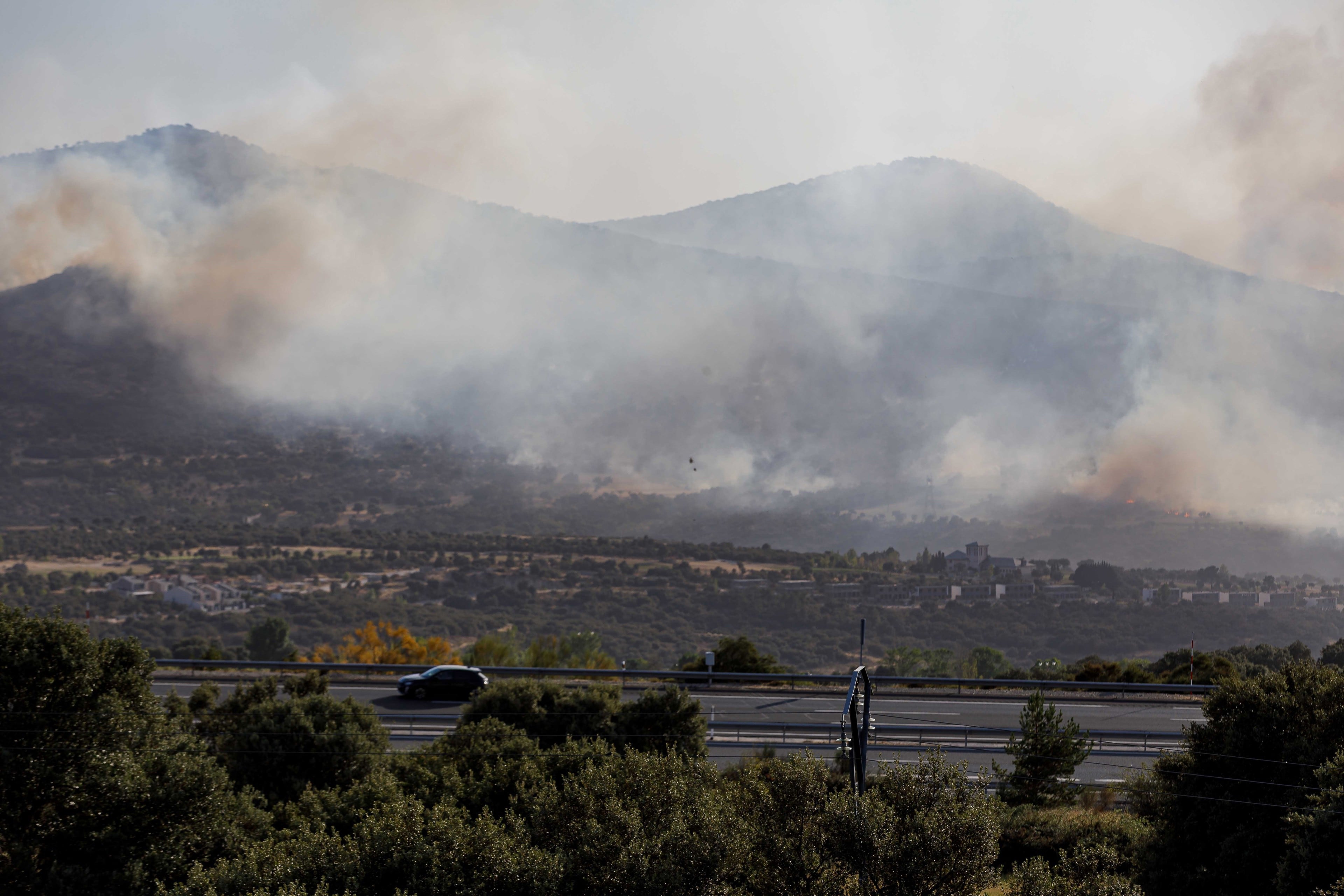 Vuelven a sus casas los vecinos desalojados por los incendios forestales en Segovia tras mejorar la situación