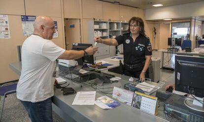 Miguel Ángel Fernández entrega las llaves de su casa a la agente María Jesús Romojaro. 