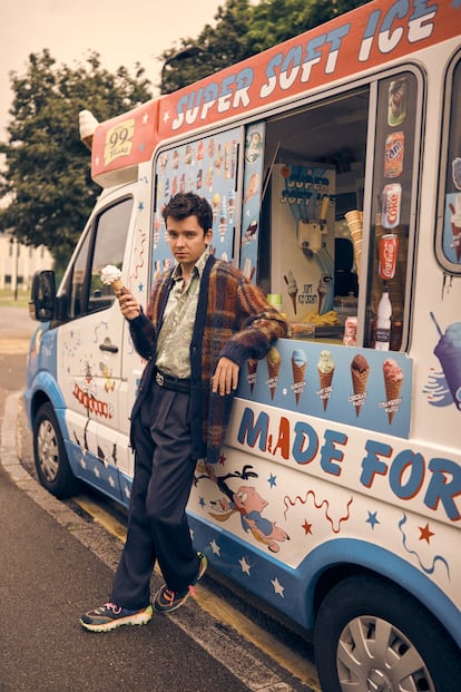 Asa Butterfield viste de Etro.