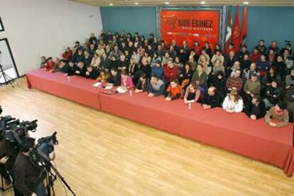 Dirigentes y miembros de Batasuna, durante la conferencia de prensa que ofrecieron ayer en Alsasua (Navarra).