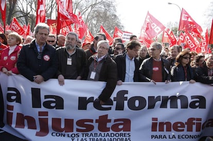 Los secretarios generales de UGT, Cándido Méndez (2i), y de CCOO, Ignacio Fernández Toxo (3i), entre otros dirigentes sindicales, encabezan la manifestación contra la reforma laboral, por las calles de Madrid.