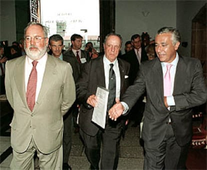 El ministro Arias Cañete, Fraga y Arenas llegan a la reunión del Grupo Popular Europeo ayer en Santiago.