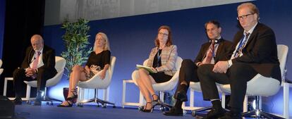 En la foto están Evelyn Regner, diputada y miembro de la comisión JURI del Parlamento Europeo, Susanne Knöfel, jefe adjunto de la Unidad Derecho de Sociedades de la Comisión Europea, Marius Kohler, vicepresidente del consejo de los Notariados de la Unión Europea, Jacques Delvaux, abogado del Colegio de Abogados de Luxemburgo, y Alexander Rebs, director general de REBS Zentralschmiertechnik GMbH.