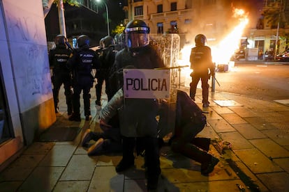 Protesta frente a la sede del PSOE en la calle Ferraz de Madrid contra la amnistía.