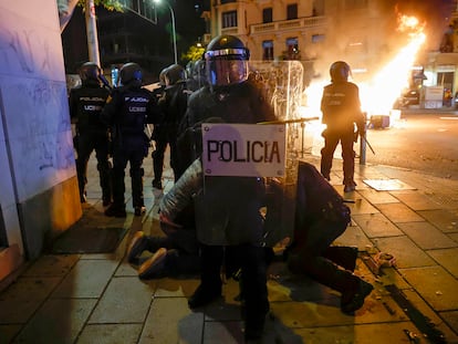 Protesta frente a la sede del PSOE en la calle Ferraz de Madrid contra la amnistía.