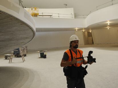 Interior del edificio, con la gran lámpara proyectada por Óscar Niemeyer.