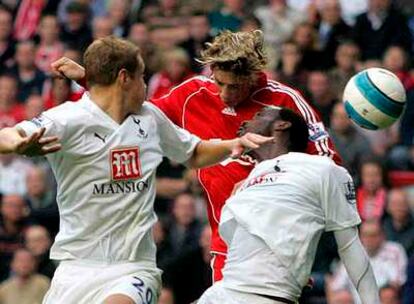 Torres remata de cabeza el gol del empate final del Liverpool entre dos defensas del Tottenham.