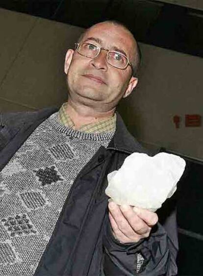 Un hombre muestra un pedazo del bloque de hielo caído en Mejorada.