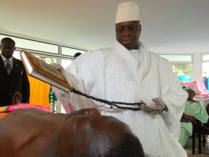 El dictador de Gambia, Yahya Jammeh, trata a un paciente en 2007.
