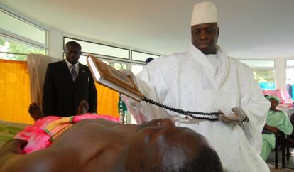 El dictador de Gambia, Yahya Jammeh, trata a un paciente en 2007.