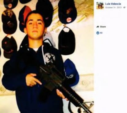 Luis Valencia sujeta un rifle en una fotografía en su cuenta de Facebook.