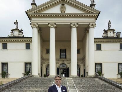 Mario Moretti Polegato, en la entrada principal de Villa Sandi, una de las más de 4.000 villas de estilo palladiano que hay en la región del Véneto y cuartel general del 'prosecco' del mismo nombre