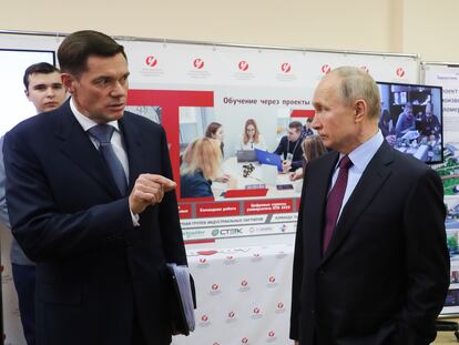 Alexéi Mordashov, considerado el hombre más rico de Rusia y responsable del complejo industrial Severstal, junto al presidente Vladimir Putin en una fotografia sin datar.