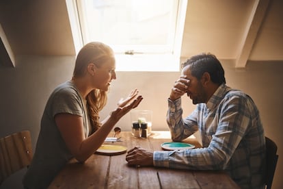 <p>Cuando dos amantes cortan, ambos lo pasan mal, aunque "la persona que toma la decisión ha tenido un tiempo para reflexionar y asimilar antes de anunciarla, de modo que <strong>el sentimiento de culpa y pérdida es más claro en la persona que no decide</strong>", dice Trinidad Bernal, doctora en Psicología y experta en mediación de la <a href="http://www.atymediacion.es/es/organizacion" rel="nofollow" target="_blank">Fundación ATYME</a>.</p> <p>A veces, con la mejor intención, quien ha puesto punto final intenta minimizar el daño en el otro ofreciéndole su amistad o proponiendo el clásico "aquí estoy para lo que necesites". Los expertos lo desaconsejan. "<strong>Lo único que consigue es crear en el otro un sentimiento de esperanza</strong>, y lo fastidia", indica Bernal.</p>