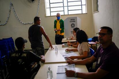 Eleitores escolhem seus candidatos durante o primeiro turno das eleições gerais no Rio de Janeiro (Brasil), 2 de outubro de 2022.