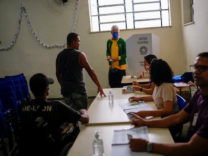 Eleitores escolhem seus candidatos durante o primeiro turno das eleições gerais no Rio de Janeiro (Brasil), 2 de outubro de 2022.