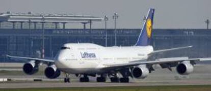 Un Boeing 747-830 de la compañía aérea Lufthansa. EFE/Archivo