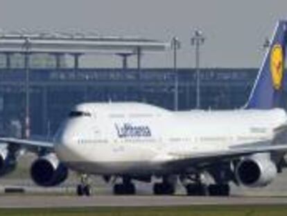 Un Boeing 747-830 de la compañía aérea Lufthansa. EFE/Archivo