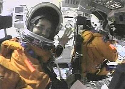 La astronauta Kalpana Chawla saluda sonriente a la cámara minutos antes del desastre, en un instante del vídeo difundido por la NASA. A los mandos de la nave, el comandante Rick Husband.