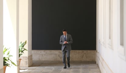 El presidente de la Junta de Andalucía, Juan Manuel Moreno, momentos antes de anunciar este lunes en el palacio de San Telmo de Sevilla su nuevo Gobierno.