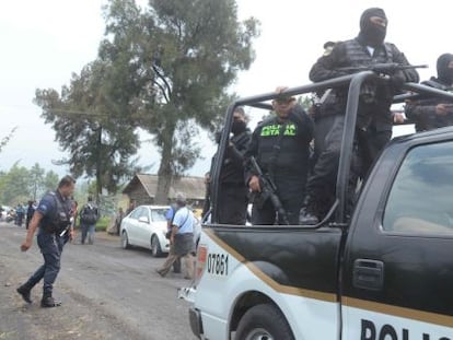 Polic&iacute;as en Tlalmanalco (M&eacute;xico).